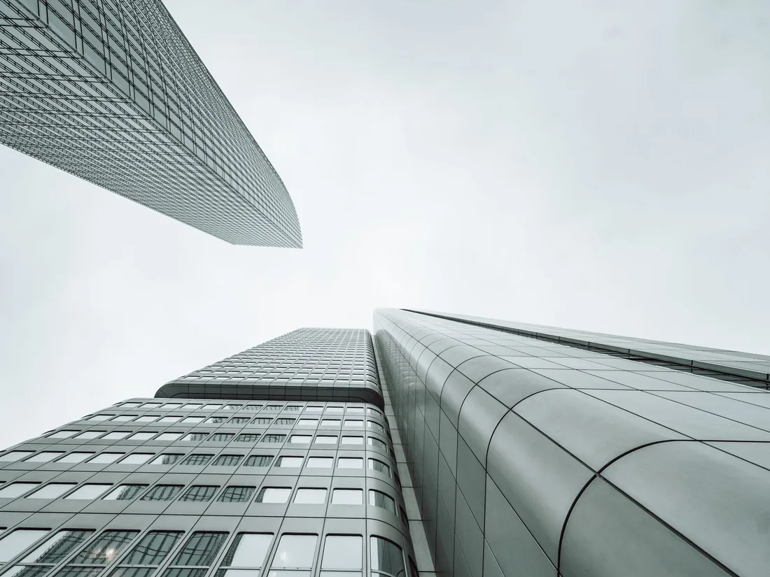 Edifici alti visti dal basso contro il cielo